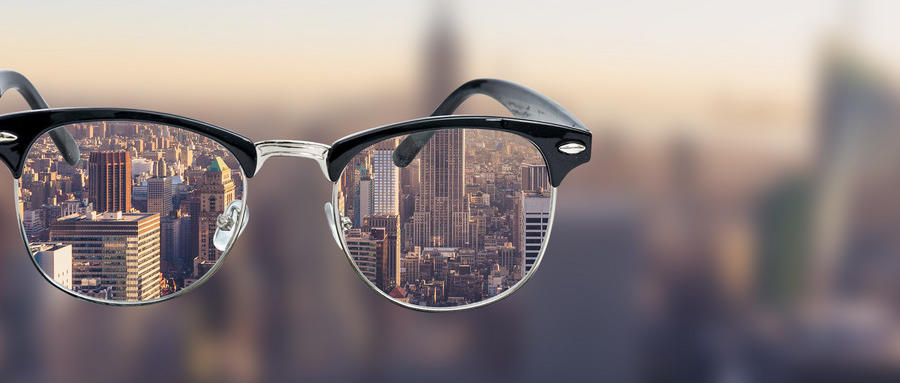 高度近視是由什么原因引起的？